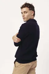 Sweater verde oliva de punto con cuello polo y cierre de cremallera parcial.