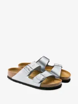 Sandalias de tiras con doble hebilla y plantilla de corcho, color plateado.