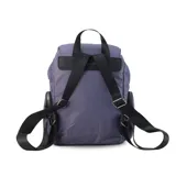 Mochila negra de nylon con tapa y broche metálico. Tiene apertura superior con broche, bolsillos internos, bolsillo con cierre metálico al frente y laterales. Tiene asas rígidas de mano y correas regulables para colgar en la espalda.