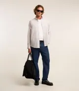 Camisa blanca de algodón, manga larga con botonadura frontal y cuello camisero.