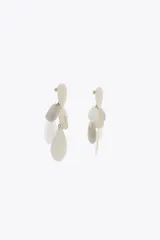Aros colgantes con múltiples piezas de resina color crema, blanco y gris. Cierre con tuerca.