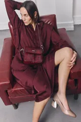 Zapatos de cuero color visón, con punta redondeada y taco geométrico de 6 cm.