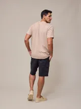 Remera celeste de algodón con cuello redondo y bolsillo en el pecho.