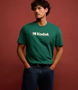Remera verde con logo de Kodak estampado en el pecho.