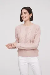 Sweater de punto color rosa, con diseño trenzado y corte holgado, de manga larga.