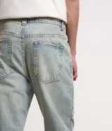 Pantalón masculino de jean con lavado dirty, modelo loose, cintura con trabilla y bolsillos.