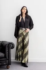Pantalón amplio de viscosa jacquard con lurex, estampado con manchas de leopardo en negro y dorado. Tiene caída fluida, cintura con elástico trasero y forrería a tono.