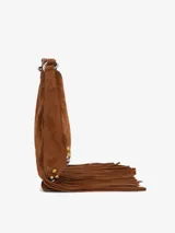 Bolso de hombro negro de cuero con flecos y tachuelas metálicas doradas y plateadas. Tiene correa ajustable y cierre de cremallera.