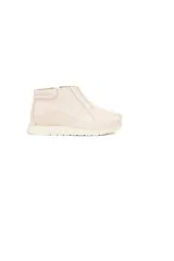 Botín de cuero color blanco aperlado, con diseño slip-on y suela flexible.
