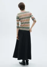 Jersey de punto fino con estampado de rayas horizontales en tonos verde, rosa y naranja. Tiene cuello alto y corte recto.