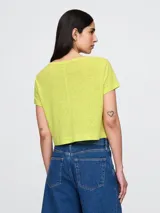 Remera crop blanca de lino con escote en V y mangas cortas.