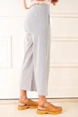 Pantalón ancho a rayas verticales celestes y blancas, de tiro medio y corte wide leg.