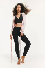 Calza de yoga negra de tiro alto, confeccionada en tejido funcional SoftMove™ con tecnología Lycra® Sport y DryMove™.