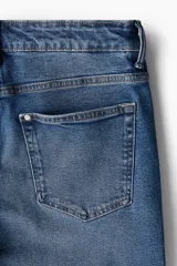 Pantalón de jean de corte recto, color azul medio, con cinco bolsillos y cierre con botón y cremallera. Confeccionado en denim de algodón con leve stretch.
