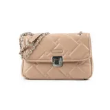 Cartera bandolera rectangular acolchada color taupe, de símil cuero soft, con cadena plateada y logo XL Extra Large al frente.