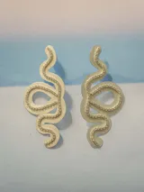 Aros colgantes con forma de serpiente azul contorneada con strass plateado.