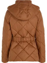 Campera acolchada color marrón con cuello chimenea, capucha fija, cierre de cremallera, cinturón y dos bolsillos con cremallera en la cintura.