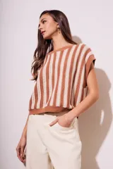 Chaleco tejido de algodón a rayas verticales color beige y marrón, con cuello redondo y sisas anchas.