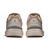 Championes urbanos de cuero sintético color blanco, con detalles en beige y celeste. Diseño minimalista con perforaciones laterales y logo de la marca en el lateral exterior.