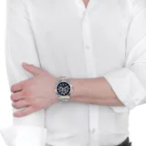 Reloj Maserati modelo Successo con caja plateada, esfera azul con detalles en dorado y correa de acero plateada con detalles en dorado.