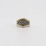 Anillo de plata y oro con diseño de circonias en la parte superior.