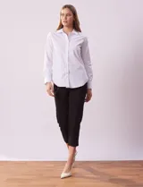 Camisa blanca de algodón, marca Zac & Rachel, con cuello a la base con solapa y escote en V, manga larga con puño y botón.
