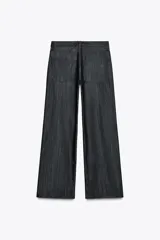 Pantalón de jean azul oscuro, de tiro bajo, corte wide leg y cinco bolsillos.