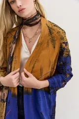 Kimono de viscosa crepe con estampado tye dye, calce amplio y manga larga. Presenta bordados de mostacillas y lentejuelas.