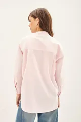 Camisa rosa claro de algodón con cuello mao, bordado a mano con detalle en el cuello, cierre frontal con botones de nácar y mangas largas.