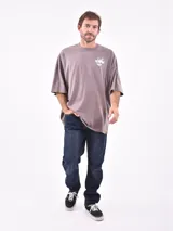 Remera manga corta color gris oscuro con estampado pequeño en el pecho.