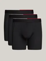 Pack de tres bóxer tipo boxer brief negros, con cintura elástica con logo Tommy Hilfiger en blanco y una franja roja.
