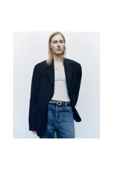 Camiseta ajustada de tirantes finos, color azul petróleo, con escote redondo.