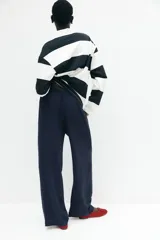 Pantalón azul marino de viscosa, tiro alto, corte holgado, piernas rectas y cintura elástica con cordón ajustable.