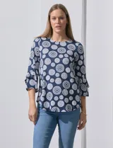 Blusa azul con estampado de círculos blancos, de seda fría, marca Ruby Rd. Tiene mangas 3/4 con terminación amplia.