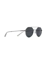 Gafas de sol con diseño redondo y armazón metálico, lentes oscuros.