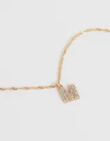 Cadena corta dorada con dije de la letra A cubierto de strass.