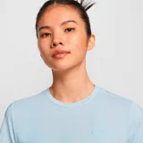 Remera deportiva Nike Dri-Fit Swift para mujer, color celeste con logo reflectivo en el pecho.