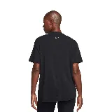 Remera negra de corte clásico y mangas cortas.