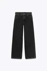 Pantalón de jean negro de tiro alto con pierna ancha y detalle de tachas plateadas en los bolsillos y laterales.