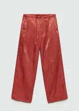Pantalón color ladrillo de tiro alto, corte recto y tejido satinado.
