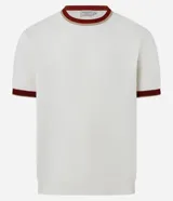 Remera regular de algodón blanca con cuello redondo y mangas cortas con ribete rojo.