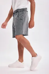 Bermuda gris de algodón con efecto lavado, corte recto y cintura con cordón ajustable.