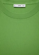 Buzo verde de tejido de punto fino con cuello redondo y mangas cortas. Diseño recto y tejido de canalé.