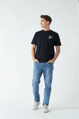 Remera negra de algodón con estampado en la espalda con la frase "ART MUSIC CITIES & PEOPLE".