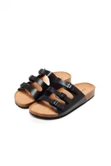 Sandalias negras con tres tiras ajustables con hebilla y plantilla de corcho.