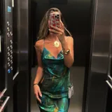 Vestido midi de seda con estampado abstracto en tonos verde, azul y amarillo. Tiene escote drapeado, breteles finos y espalda regulable.