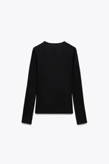 Camiseta negra de manga larga con cuello redondo y corte ajustado.