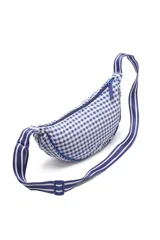 Bandolera tipo riñonera con estampado vichy en azul y blanco. Cuenta con correa regulable de rayas azules y blancas, y cierre superior con cremallera.