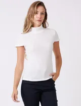 Remera blanca texturada de la marca Tahari, con cuello alto y manga corta.