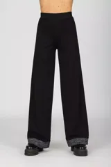 Pantalón negro de corte palazzo con lurex en el ruedo.